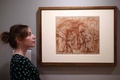 英ロンドンのコートールド美術館の「Art and Artifice: Fakes from the Collection（アートと策略：コレクションの贋作）」展でピーテル・パウル・ルーベンスの贋作を見る同館の職員（2023年6月16日撮影）。(c)HENRY NICHOLLS / AFP