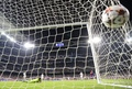 サッカー欧州チャンピオンズリーグ2014-15（UEFA Champions League 2014-15）グループB第1節、レアル・マドリード（Real Madrid）対FCバーゼル（FC Basel）。レアル・マドリードのカリム・ベンゼマ（Karim Benzema）が決めた得点（2014年9月16日撮影）。(c)AFP/PIERRE-PHILIPPE MARCOU