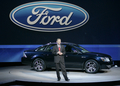 写真は7日、フォード・モーター（%%Ford Motor%%）のアラン・ムラーリー（%%Alan Mulally%%）取締役会議長兼CEOと、Five Hundredの2008年モデル。(c)AFP/Stan HONDA