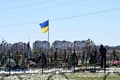 ウクライナ・ブチャに設けられた、ロシア軍によるウクライナ侵攻で死亡した住民の墓（2023年3月30日撮影）。(c)Sergei SUPINSKY / AFP