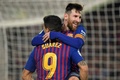 サッカースペイン国王杯準々決勝第2戦、FCバルセロナ対セビージャFC。ゴールを喜ぶFCバルセロナのリオネル・メッシ（上）とルイス・スアレス（2019年1月30日撮影）。(c)LLUIS GENE / AFP