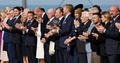 Dデー80年の記念式典に出席した各国首脳ら。仏ノルマンディーで（2024年6月6日撮影）。(c)Ludovic MARIN / POOL / AFP