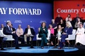 米大統領選の民主党候補カマラ・ハリス副大統領（中央）の対話形式の選挙イベントに登壇した共和党のリズ・チェイニー元下院議員（手前右）。ミシガン州ブルックフィールドで（2024年10月21日撮影）。(c)AFP/ KAMIL KRZACZYNSKI / AFP