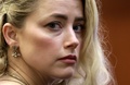 米バージニア州フェアファックス郡の裁判所で評決を待つ米女優アンバー・ハードさん（2022年6月1日撮影）。(c)EVELYN HOCKSTEIN / POOL / AFP