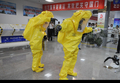 中国・安徽（Anhui）省合肥（Hefei）の空港で、化学物質によるテロ攻撃を想定し、完全装備で訓練にあたるテロ対策チーム（2008年6月17日撮影）。(c)AFP