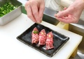 都内のレストランで提供される鯨肉すし（2019年1月18日撮影）。(c) Kazuhiro NOGI / AFP