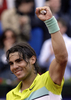 男子テニス、バルセロナ・オープン・バンコ・サバデル（%%Barcelona Open Banco Sabadell 2009%%）シングルス決勝。大会第1シードのラファエル・ナダル（%%Rafael Nadal%%、スペイン）は、大会第4シードのダビド・フェレール（%%David Ferrer%%、スペイン）と対戦。ナダルはセットカウント2-0（6-2、7-5）のストレートで勝利し、大会5連覇を達成した。写真は優勝を喜ぶラファエル・ナダル。（2009年4月26日撮影）(c)AFP/JOSEP LAGO
