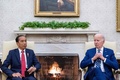 米ホワイトハウスでインドネシアのジョコ・ウィドド大統領（左）と会談するジョー・バイデン大統領（2023年11月13日撮影）。(c)SAUL LOEB / AFP