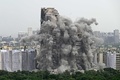 インド・ニューデリー郊外のノイダに立つ超高層住宅「ツインタワーズ」の爆破解体の様子（2022年8月28日撮影）。(c)Sajjad HUSSAIN / AFP