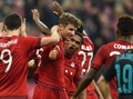 サッカー欧州チャンピオンズリーグ、グループF第4節、バイエルン・ミュンヘン対アーセナル。ゴールを決めてチームメートに祝福されるバイエルン・ミュンヘンのトーマス・ミュラー（2015年11月4日撮影）。(c)AFP/CHRISTOF STACHE