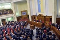 ウクライナ・キエフ（Kiev）で開かれた臨時議会で、反政権デモ隊と治安部隊の衝突の際に死亡した人々を悼んで黙とうする議員ら（2014年1月28日撮影）。(c)AFP/SERGEI SUPINSKY