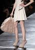 フランス・パリ市内で発表されたクリスチャン ディオール（Christian Dior）の10/11年秋冬コレクション（2010年3月5日撮影）。(c)AFP/Francois Guillot
