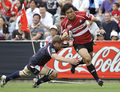ラグビーHSBCアジア5か国対抗、日本対香港。香港のマーク・ライト（%%Mark Wright%%）をかわしてトライを狙う日本の平浩二（%%Koji Taira%%、右）。（2010年5月22日撮影）(c)AFP/Kazuhiro NOGI