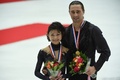 15-16フィギュアスケートグランプリ（GP）シリーズ第3戦、中国杯、ペア・フリースケーティング（FS）。優勝を飾り、表彰式で笑顔を見せる川口悠子/アレクサンドル・スミルノフ組（2015年11月7日撮影）。(c)AFP/WANG ZHAO