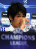 欧州チャンピオンズリーグ2010-11（UEFA Champions League 2010-11）準決勝、シャルケ04（Schalke04）対マンチェスター・ユナイテッド（Manchester United）第1戦。試合前の記者会見に臨む内田篤人（Atsuto Uchida、2011年4月25日撮影）。(c)AFP/PATRIK STOLLARZ