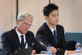 スポーツ仲裁裁判所（CAS）に出廷し、ヒアリングの開始を待つ中国競泳男子の孫楊（右、2019年11月15日撮影）。(c)jean-guy PYTHON / AFP