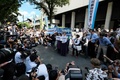 東京地裁前で、判決に抗議する人々（2019年9月19日撮影）。(c)Kazuhiro NOGI / AFP