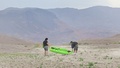 米ラスベガス近郊の貯水池ミード湖で、干上がり湖底が露出した場所からボートを移動させる人々（2022年7月23日撮影）。(c)Frederic J. BROWN / AFP