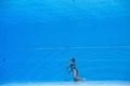 第19回世界水泳選手権、アーティスティックスイミング、ソロ・フリールーティン（FR）決勝。プールの底に沈む米国のアニタ・アルバレス（2022年6月22日撮影）。(c)Oli SCARFF / AFP