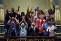 スペインの首都マドリードの議会で、トランスジェンダーの権利保障法案の可決を祝う活動家ら（2022年12月22日撮影）。(c)Thomas COEX / AFP