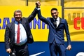 スペイン1部リーグのFCバルセロナに加入し、セレモニーでジョアン・ラポルタ会長（左）とポーズをとるラフィーニャ（2022年7月15日撮影）。(c)Pau BARRENA / AFP