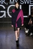 米ニューヨーク市内で発表された「DKNY」15/16年秋冬コレクション（2015年2月15日撮影）。(c)AFP/Getty Images/Neilson Barnard