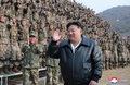 北朝鮮の非公開の場所で訓練を行う朝鮮人民軍の訓練を視察する金正恩（キム・ジョンウン）朝鮮労働党総書記。朝鮮中央通信（KCNA）提供（2024年3月15日撮影、同16日公開）。(c)AFP PHOTO/KCNA VIA KNS