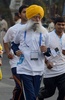 インド・ムンバイ（Mumbai）で開催されたマラソン大会に参加する101歳のランナー、ファウジャ・シン（Fauja Singh）さん（2013年1月20日撮影）。(c)AFP/Indranil MUKHERJEE
