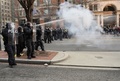 米首都ワシントンで、デモ隊と衝突する警官隊（2017年1月20日撮影）。(c)AFP/Andrew CABALLERO-REYNOLDS