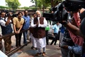 インドの首都ニューデリーにある国会議事堂に到着した、同国のアミト・シャー内相（2019年8月5日撮影）。(c)AFP/Prakash SINGH