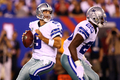 12NFL第1週、ニューヨーク・ジャイアンツ（New York Giants）対ダラス・カウボーイズ（Dallas Cowboys）。ドロップバックからパスを狙うカウボーイズのトニー・ロモ（Tony Romo、2012年9月5日撮影）。(c)AFP/Getty Images/Al Bello