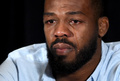 UFCの反ドーピングポリシーに違反した可能性があるとして、同団体のライトヘビー級王座をはく奪されると宣告され、記者会見で涙を流す総合格闘家のジョン・ジョーンズ（2016年7月7日撮影、資料写真）。(c)AFP/Getty Images/Ethan Miller