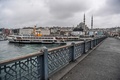 トルコ・イスタンブールで、政府の外出自粛要請を受けて閑散としたガラタ橋（2020年4月1日撮影）。(c)Ozan KOSE / AFP