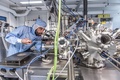 ナノカーレースを開催するフランス国立科学研究センター（CNRS）の研究室で、ナノカーを操縦するためのコンピューター画面を見る科学者ら（2017年4月4日撮影）。(c)AFP/CNR/Hubert RAGUET 