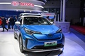 中国・上海で行われている上海国際モーターショーのトヨタのブース。写真はトヨタの電気自動車「IZOA」（2021年4月19日撮影）。(c)Hector RETAMAL / AFP