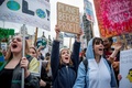 英国のロンドンで、地球温暖化対策を求めてデモに参加する若者たち（2019年3月15日撮影）。(c)Tolga Akmen / AFP
