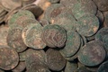 スペイン南部セビリアの工事現場から見つかった古代ローマ時代の硬貨。同市の考古学博物館で（2016年4月28日撮影）。(c)AFP/Gogo Lobato