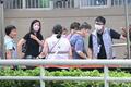 大規模火災から5か月、住民らが初めて一時帰宅 香港 昨年11月に香港北部で発生した高層集合住宅の大規模火災で住居を失った住民ら(2026年4月20日撮影)。(c)Peter PARKS / AFP