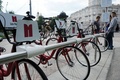 ロシア・モスクワ（Moscow）の自転車シェアリングサービスの自転車置き場（2013年5月30日撮影）。(c)AFP/ANDREY SMIRNOV