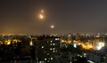 パレスチナ自治区ガザ地区（Gaza Strip）ガザ市（Gaza City）から撮影した、イスラエルに向けて発射される長距離ロケット弾J80（2014年7月12日撮影）。(c)AFP/MAHMUD HAMS
