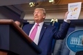 米ホワイトハウスで、新型コロナウイルス流行について記者会見するドナルド・トランプ大統領（2020年2月26日撮影）。(c)Eric BARADAT / AFP