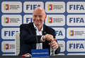 ベネズエラサッカー協会（FVF）で記者会見に臨む国際サッカー連盟（FIFA）のジャンニ・インファンティーノ会長（2021年10月15日撮影）。(c)Patrick FORT / AFP