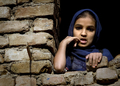 パキスタン首都イスラマバード（Islamabad）近郊・ラワルピンディ（Rawalpindi）で、窓から外を眺める少女（2009年10月22日撮影）。(c)AFP/Nicolas ASFOURI