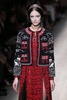 フランス・パリ市内で発表された「ヴァレンティノ（VALENTINO）」14年春夏コレクション（2013年10月1日撮影）。(c)AFP/PATRICK KOVARIK
