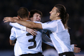 2010年サッカーW杯南アフリカ大会（%%2010 World Cup%%）南米予選第13節、アルゼンチン対コロンビア。試合はアルゼンチンが1-0でコロンビアを下した。南米予選は5節を残しているが、本戦への出場権が与えられる上位4位チームと5位以下のチームがはっきりと分かれている。13節を終えた上位にはブラジル、パラグアイ、チリ、アルゼンチンがつけている。写真は後半11分に先制点を決め、マルティン・デミチェリス（%%Martin Demichelis%%、右）とリオネル・メッシ（%%Lionel Messi%%、中央）から祝福を受けるアルゼンチンのダニエル・アルベルト・ディアス（%%Daniel Alberto Diaz%%）。（2009年6月6日撮影）（c）AFP/MAXI FAILLA