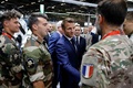 仏パリ近郊ビルパントで開かれた国際防衛・安全保障展示会「ユーロサトリ」を訪れたエマニュエル・マクロン大統領（中央、2022年6月13日撮影）。(c)Ludovic MARIN / POOL / AFP