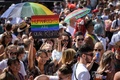 スイスのチューリヒで行われたLGBTIQ（レズビアン、ゲイ、バイセクシュアル、トランスジェンダー、インターセックス、クィア）の人たちによるパレード「チューリヒプライド」に参加する人々（2021年9月4日撮影）。(c)FABRICE COFFRINI / AFP
