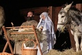 チェコ東部モラバ（Moravia）地方のロジュノフ（Roznov）にあるリトル・ウッデン・タウン（Little Wooden Town）で、キリスト（Jesus Christ）降誕劇を上演する役者たち（2013年12月22日撮影）。(c)AFP/RADEK MICA