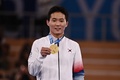 東京五輪、体操男子種目別跳馬決勝。金メダルを手にポーズをとる韓国の申在煥（2021年8月2日撮影）。(c)Jeff PACHOUD/ AFP