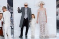 フランス・パリ市内で発表された「シャネル（CHANEL）」14年春夏オートクチュールコレクションのフィナーレに登場した（左から）デザイナーのカール・ラガーフェルド（Karl Lagerfeld）、カールの名づけ子のハドソン・クローニング（Hudson Kroenig）、モデルのカーラ・デルヴィーニュ（Cara Delevingne、2014年1月21日撮影）。(c)AFP/PATRICK KOVARIK